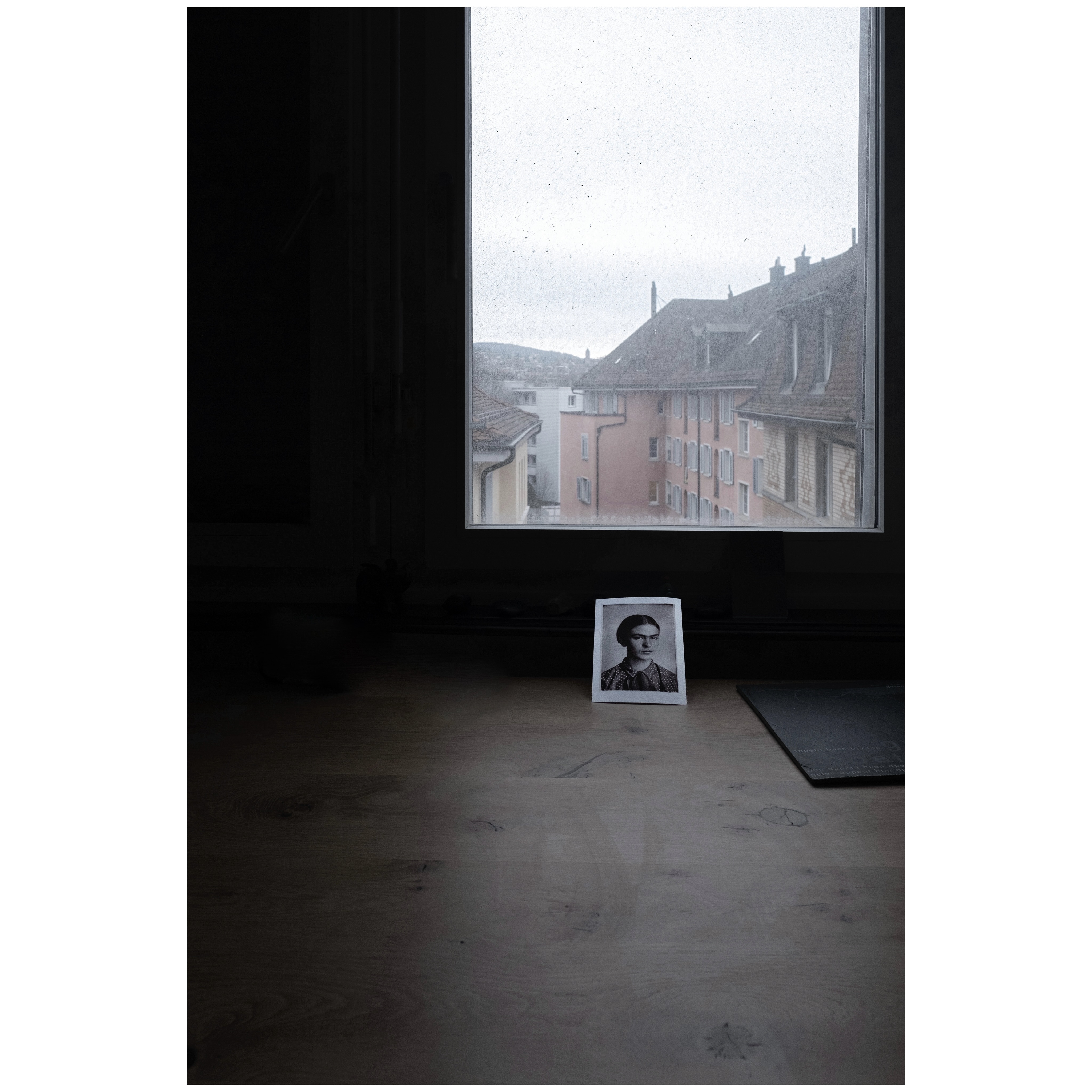 Silent Homage — Frida Kahlo at a Window in Zurich